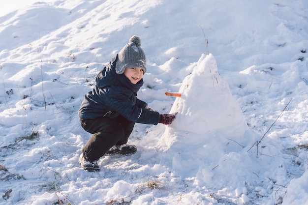 Petit garçon jouant avec de la neige