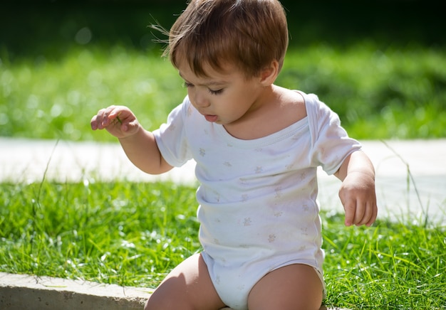 Petit garçon jouant en plein air