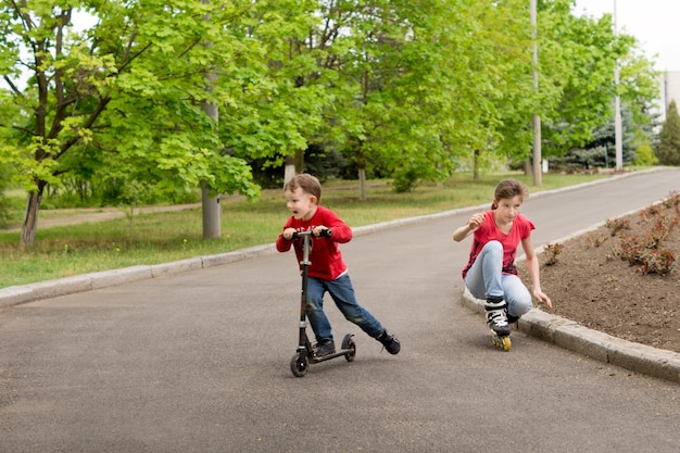 Petit garçon jouant sur son scooter