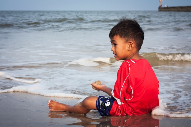 Petit garçon joue à la plage