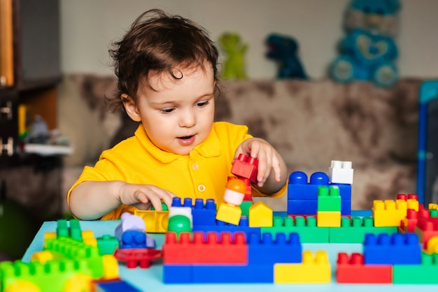 Petit garçon, jouer, à, blocs plastique