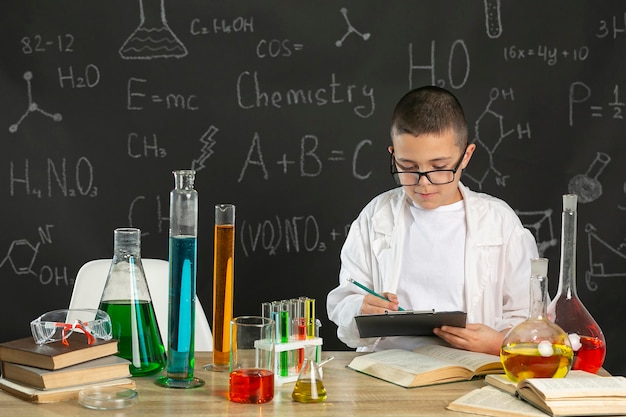 Petit garçon en laboratoire avec livre