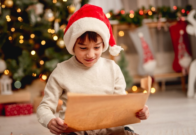 Petit garçon avec lettre au père Noël