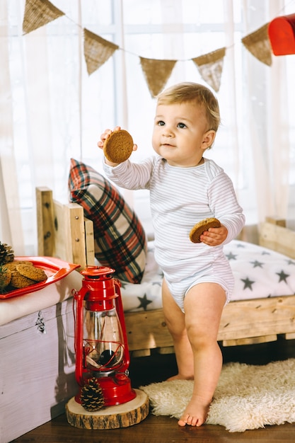 petit garçon mange des biscuits au lait