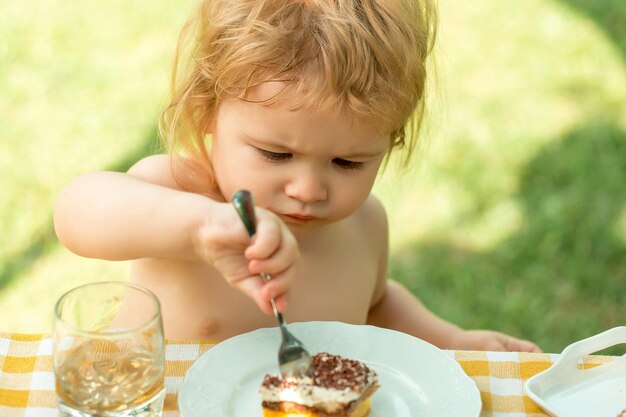 Le petit garçon mange le dessert