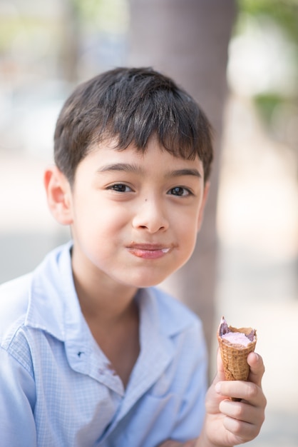 Petit garçon, manger, glace, cornet