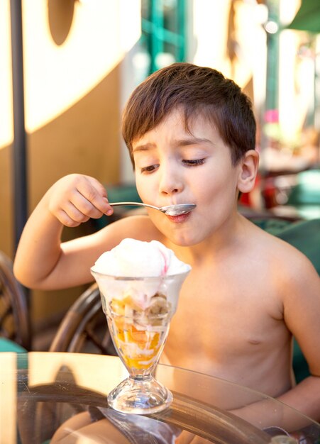 Petit garçon, manger glace