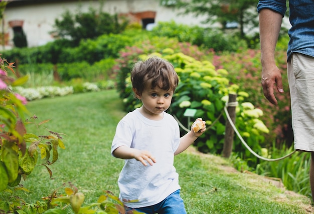 Petit garçon marchant dans un parc