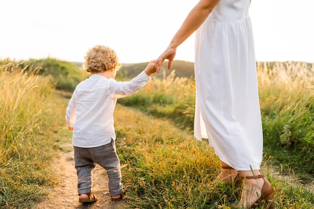 Petit garçon marchant avec sa mère