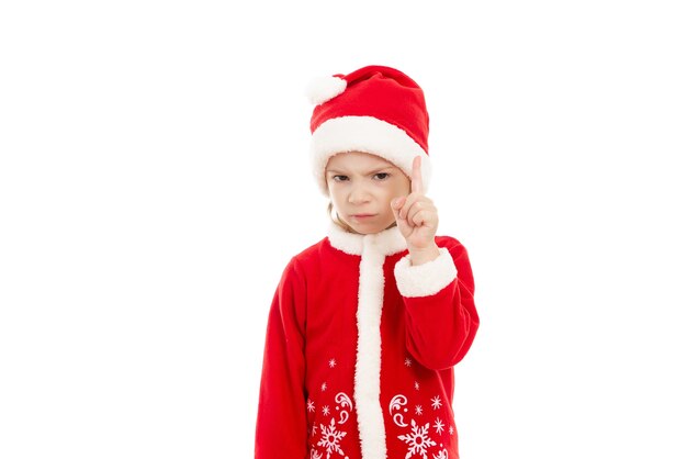 Un petit garçon mécontent dans un costume de père Noël rouge