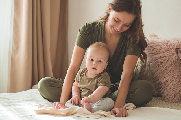 Petit garçon avec mère sur le lit