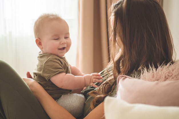 Petit garçon avec mère sur le lit