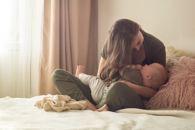 Petit garçon avec mère sur le lit