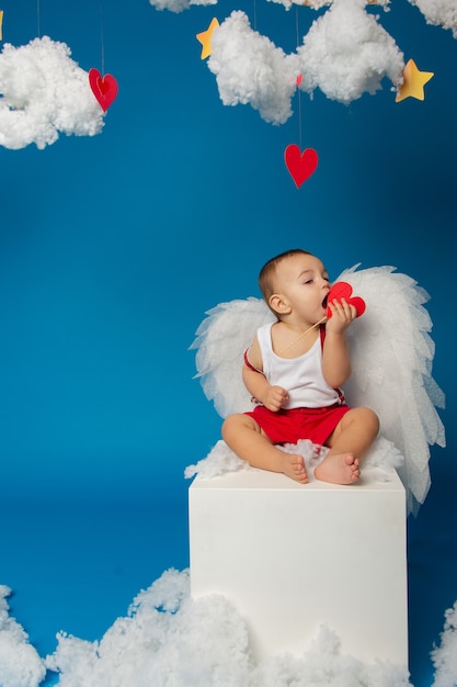 Petit garçon mignon avec des ailes pour la Saint-Valentin