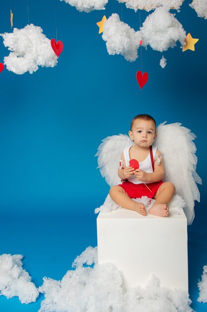 Petit garçon mignon avec des ailes pour la Saint-Valentin