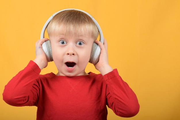 petit garçon mignon enfant écoutant de la musique dans des écouteurs