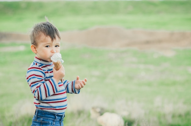 Petit garçon mignon, manger de la glace