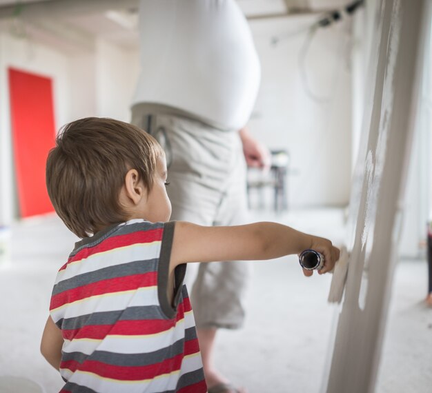 Petit garçon mignon, peinture sur un mur