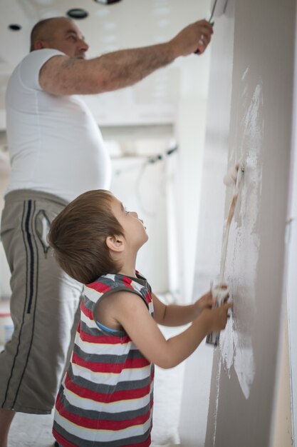 Photo petit garçon mignon, peinture sur un mur