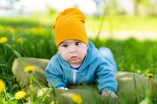 Petit garçon mignon pose en plein air Jeune enfant joyeux dans le jardin