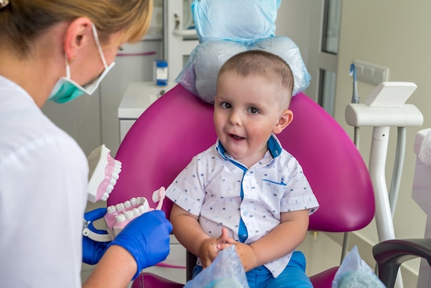 Petit garçon montrant ses dents à un médecin