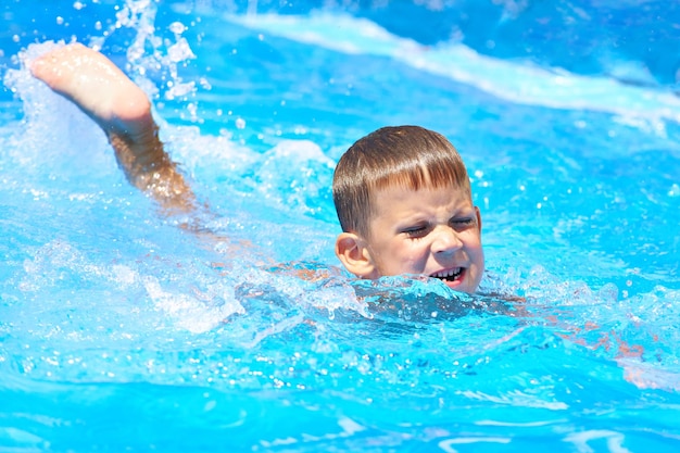 Petit garçon nageant dans la piscine