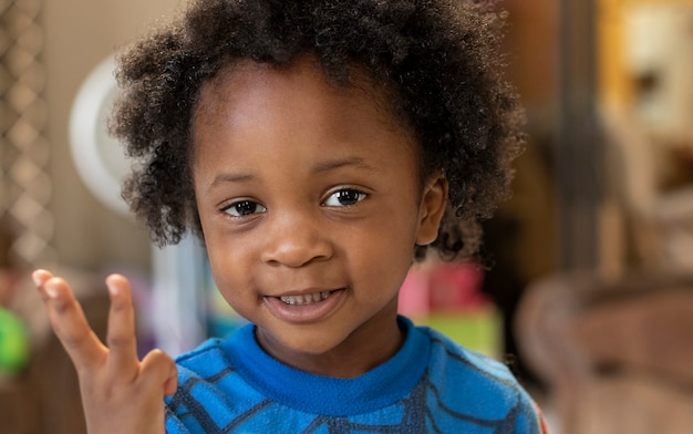 Petit garçon noir avec un afro souriant