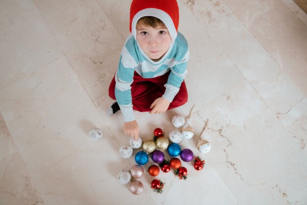 Petit garçon avec des ornements de Noël