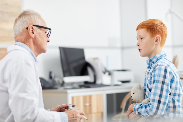 Petit garçon, parler docteur