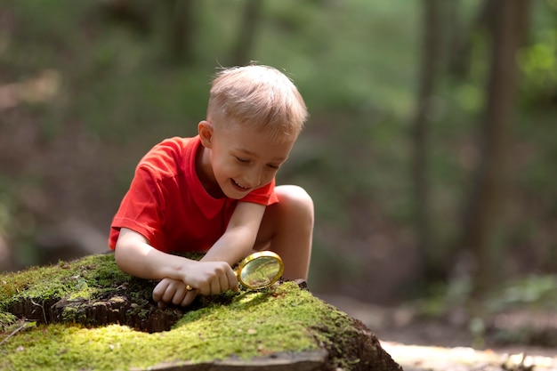 Photo petit garçon participant à une chasse au trésor