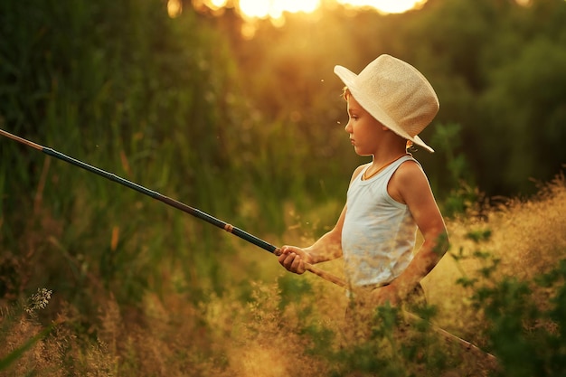 Photo petit garçon pêchant avec une canne