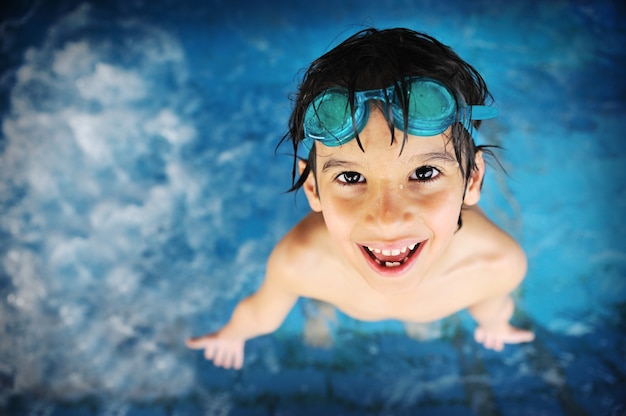 Petit garçon à la piscine avec des lunettes