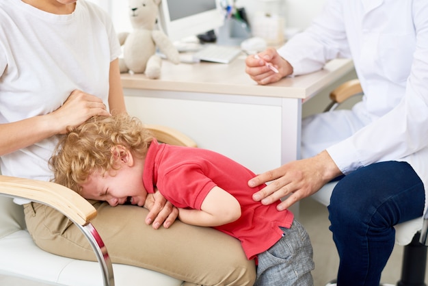 Petit garçon pleurant dans le bureau du médecin