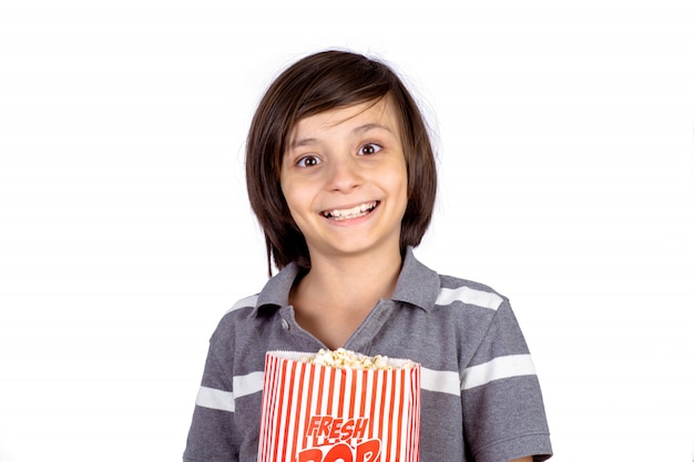 Petit garçon avec pop-corn