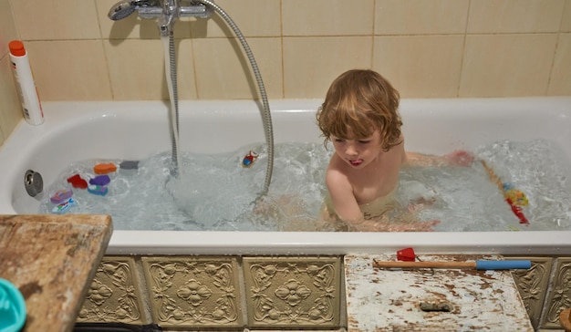 Un petit garçon prend un bain