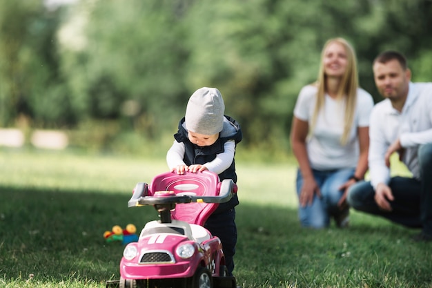 Petit garçon en promenade avec ses parents