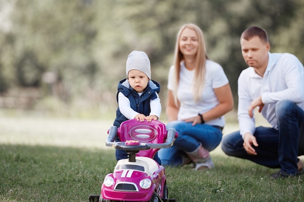 Petit garçon en promenade avec ses parents