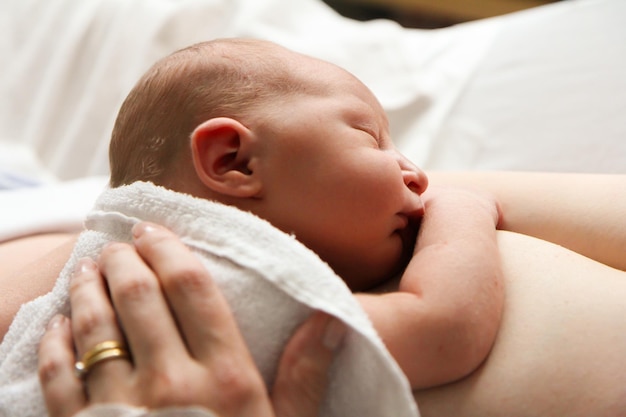 Un petit garçon qui dort sur sa mère.