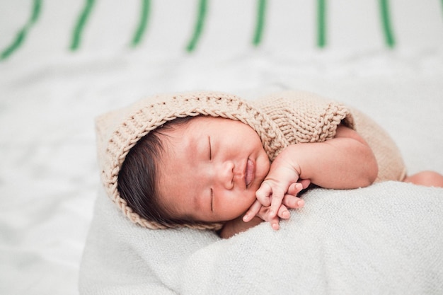 Un petit garçon qui dort.