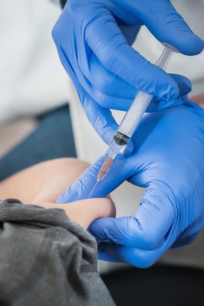 Un petit garçon reçoit une vaccination dans le cabinet du médecin.