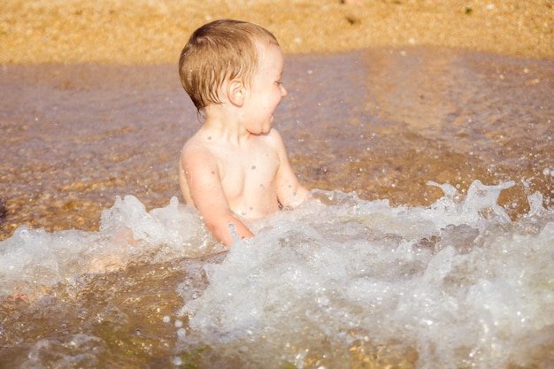 Un petit garçon s'amusant dans la mer sur les vagues