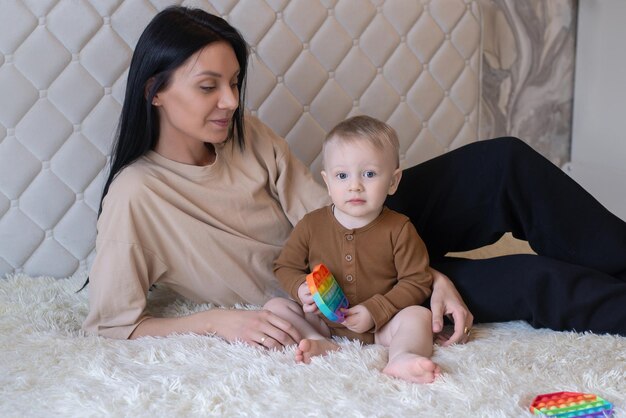 Un petit garçon et sa maman jouent avec un jouet pop it Un jouet sensoriel passionnant pour le développement