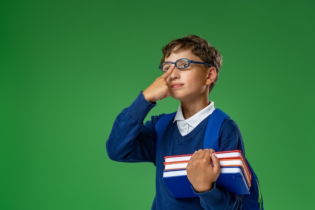 Petit garçon avec un sac à dos ajustant ses lunettes