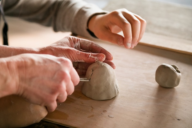 Petit garçon sculpte avec argile