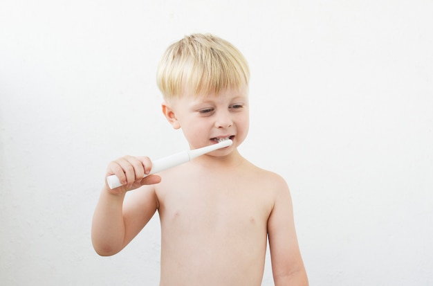 petit garçon se brosser les dents