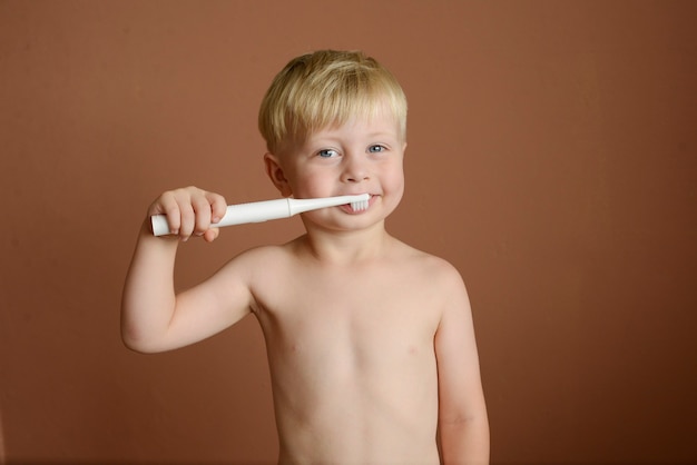 petit garçon se brosser les dents