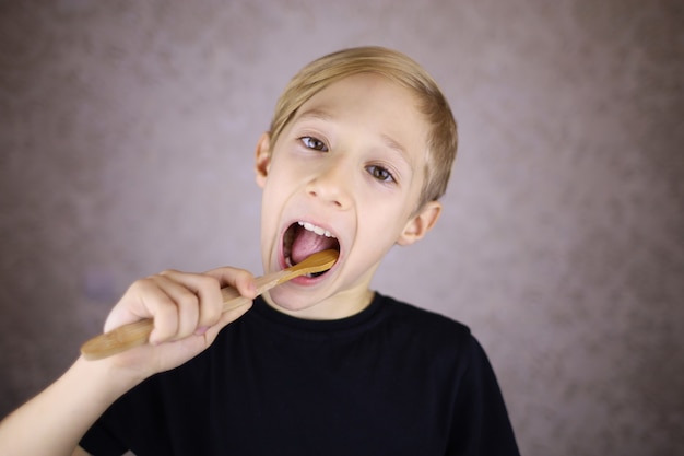 Petit garçon se brosser les dents