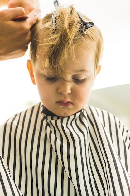 Photo petit garçon se fait couper les cheveux