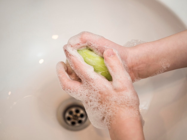 Photo petit garçon se laver les mains