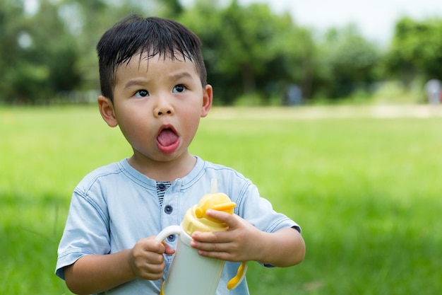 Le petit garçon a soif.